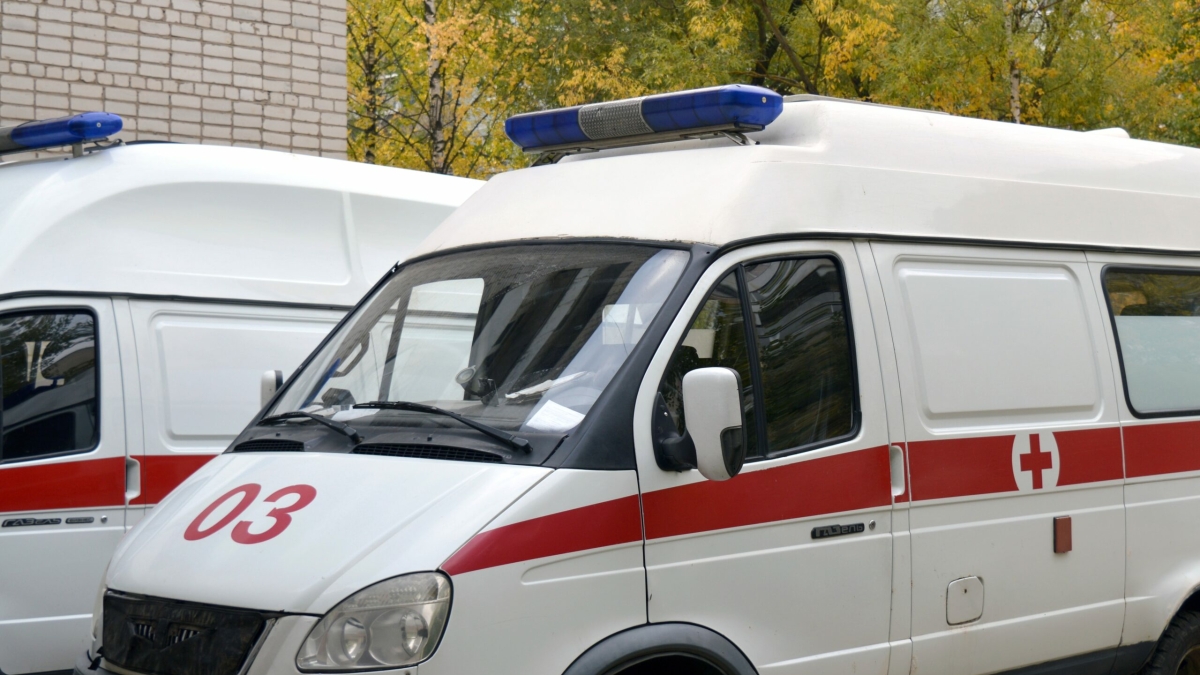 В петербургской подземке мужчина получил серьезные травмы головы от удара пенсионера