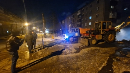 В Омске 12-летняя девочка свалилась в яму с кипятком и получила ожог 50% тела