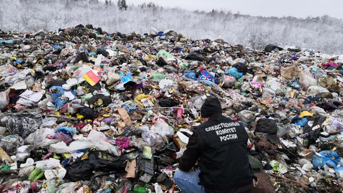 На свалке Волховского района в мусоре найден труп новорожденного