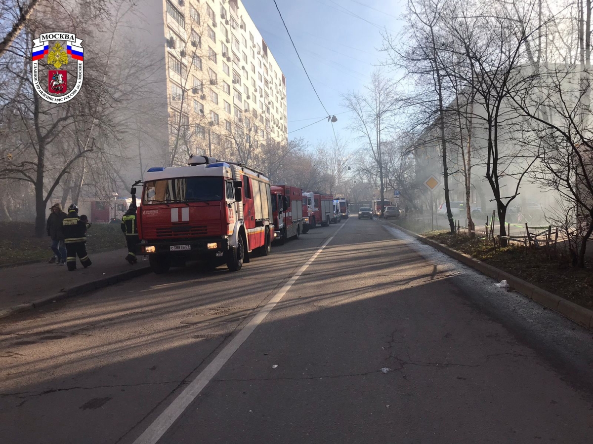 В Москве при пожаре в жилом доме умер один человек