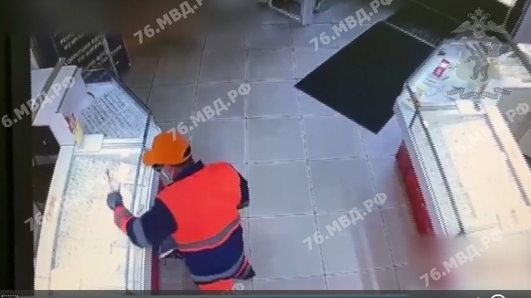 Мужчина с игрушечным пистолетом ограбил ювелирный магазин в Ярославе