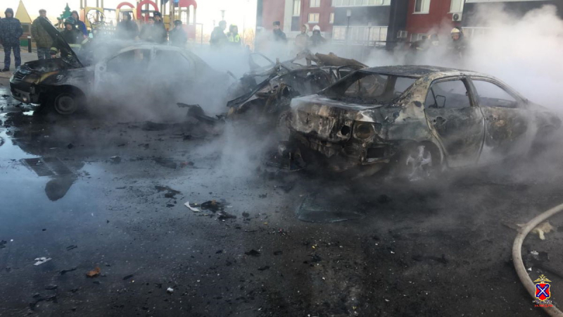 При возгорании четырех машин погиб трехлетний ребенок в Волгограде