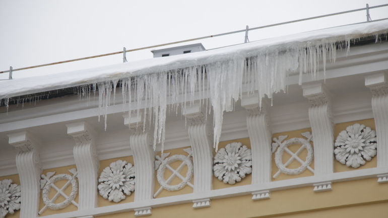 В Москве возбудили уголовное дело после падения глыбы льда на сотрудника МЧС