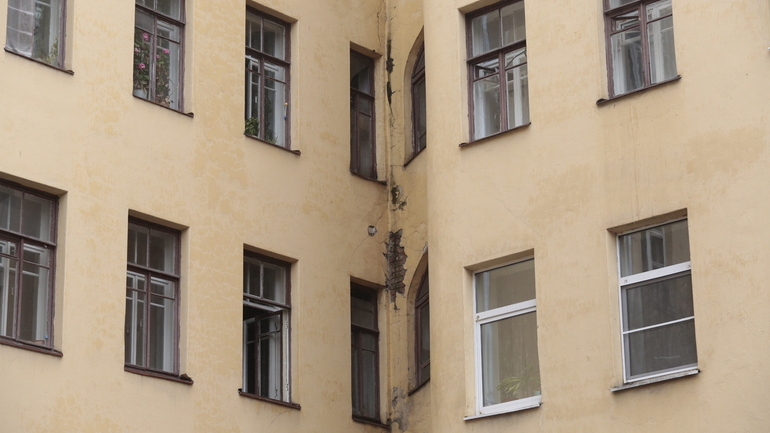Трижды судимый пьяный сын скинул мать с четвертого этажа в Петербурге